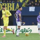 Marcos André y Chuki, antes de sacar de centro tras el gol del sonriente Comesaña.