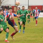 Torres en una pugna con un jugador del Astorga