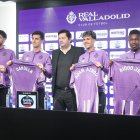 Catoira, en el centro junto a los cuatro fichajes presentados.