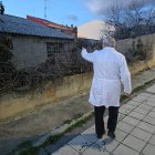 Una persona señala la ventana por la que accedieron los ladrones en las naves de la calle Villafrechós.