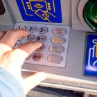 Un usuario retira dinero en efectivo de un cajero automático. PXB / CCO