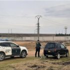 Imagen de un vehículo y un agente de la Guardia Civil.