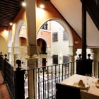 Imagen del interior del palacio con mesas del restaurante el Caballo de Troya