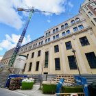 Instalación de las vidrieras del edificio de Hacienda en plaza Madrid.
