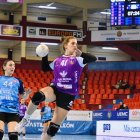 Savina Bergara chuta a puerta.