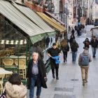 Varias personas pasean por la calle Cascajares de Valladolid, en una imagen de archivo.