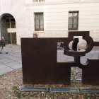 Escultura de Chillida frente al Palacio de Villena.