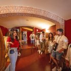 Visita a la bodega de un grupo de turistas participantes en una edición anterior de Pruno Wine Fest.