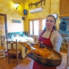 En la foto, Isabel, con una fuente de asado en el interior del comedor del Cielito Lindo en Manceras de Abajo.