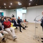 Carnero durante al presentación y Víctor Caramanzana y Félix Sanz