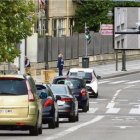 Varios coches acceden a la plaza del Poniente