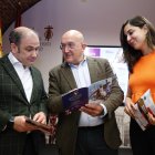 El alcalde de Valladolid, Jesús Julio Carnero, el presidente de la Junta de Cofradías de Semana Santa, Miguel Vegas, y la concejal de Turismo, Eventos y Marca Ciudad, Blanca Jiménez