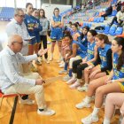 Chuchi Fernández da instrucciones a sus jugadoras de Ponce en un tiempo muerto