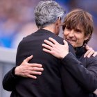 Álvaro Rubio saluda a Imanol antes del inicio del partido.