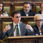 Pedro Herrero, portavoz socialista, durante su alocución.