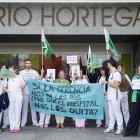 Las enfermeras de quirófano del Rio Hortega se concentran en la entrada del hospital para exigir el cumplimiento del acuerdo firmado con Sanidad.