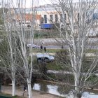 Policías rastrean el canal tras el accidente de tráfico en Pinar de Jalón.