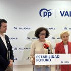 La secretaria general del PP de Valladolid y diputada, Mercedes Cantalapiedra, y la exdiputada del PP y presidenta de la Afammer, Carmen Quintanilla, junto al coordinador de Comisiones de Estudio del PP de Valladolid, David Esteban.