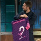 Las Vallkirias Pisuerga le dan un camiseta a Broncano