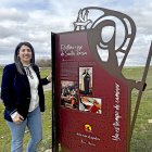 Dory Vicente muestra el panel informativo de la ruta teresiana en Coca de Alba