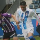 Koke pugna con Chus Ruiz en Torrelavega (Foto: Real Valladolid).