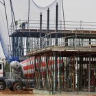 Un grupo de operarios trabaja en la construcción de pisos en Castilla y León.