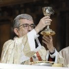 Luis Argüello, arzobispo de Valladolid, con el cáliz profanado por el ISIS.
