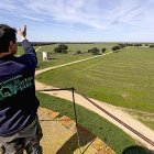 Antonio Miranda señala los terrenos del proyecto fotovoltaico.