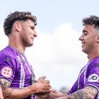 Jorge Delgado celebra su gol al Ávila junto a Sesé.