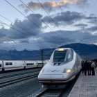Tren de alta velocidad parado en el trayecto Valladolid-Madrid