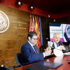 El rector de la Universidad de Valladolid, Antonio Largo, y el director de Recursos Humanos para España y Europa de la compañía Horse, Francisco Arranz, firman el convenio por el que se crea la Cátedra Horse Powertrain, junto a su director Gregorio Sainz.