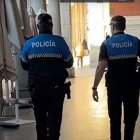 Dos agentes de la Policía Municipal en la plaza mayor de Valladolid.