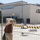 Un persona contempla los remates en la nueva sede de la ONCE en Valladolid