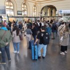 Personas en la estación de trenes de Valladolid