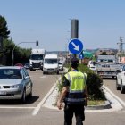 Un policía regula el tráfico en Valladolid por el apagón eléctrico masivo.