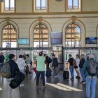 Gente esperando en la estación de tren de Valladolid para subirse a su tren