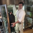 Óscar Garrote, de Vino Tinto, con sus chuletas de vacuno mayor a buen recaudo.