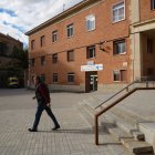Un ciudadano junto al acceso de urgencias del centro de salud de Rioseco, en una imagen de archivo.