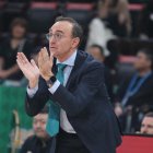 Hugo López , dirigiendo a los Liaoning Leopards de la CBA China.