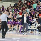 Alejandro Paniagua se dirige a un árbitro el día de su debut con el UEMC Real Valladolid Baloncesto  en la Primera FEB.