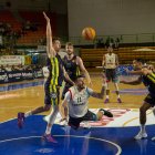 Manchón caen en una penetración a canasta.