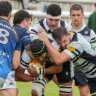 la delantera de Inexo El Salvador empujando ante la Santboiana.