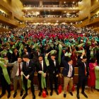 Los graduados de la UEMC agitan las bandas al término del acto en el Auditorio Miguel Delibes.