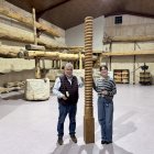 José Félix Sanz al frente de la bodega familiar, y la responsable de enoturismo, Teresa Sanz, nieta de Severino, en la sala que acoge el museo de las vigas de lagar.