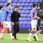 Rubio escucha a Latasa tras la goleada infligida por el Getafe (0-4) en Zorrilla.