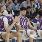 El banquillo del UEMC Real Valladolid, abatido tras el descenso.