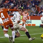 Martín toca el balón ante Arnau en el 3-0 de la primera vuelta.