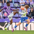 Alani se lleva un balón con fuerza ante el alavesista Carlos Vicente.