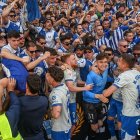 Aficionados del Alavés, con jugadores después del partido.