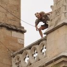 Gárgola interpretada en el espectáculo 'Quasimodo y Esmeralda' subida a la iglesia de La Antigua